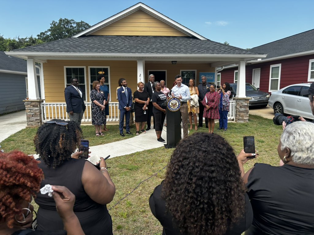 U.S. Sen. @ossoff is in Clayton County, where he announced more federal funding for affordable housing initiatives like this recently finished Habitat for Humanity home. #gapol