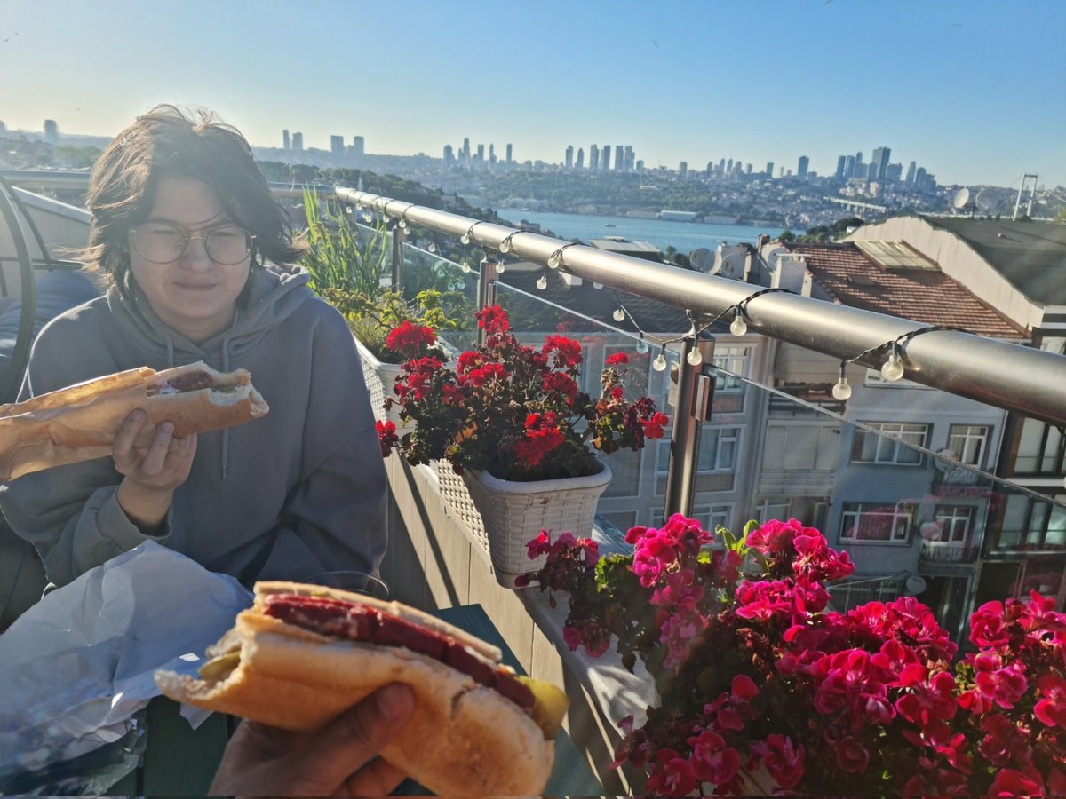 Okulda zor bir gün olmuş, çok çalışılan bazı sınavlar kötü geçmişse, anneliğin bana verdiği yetkiye dayanarak, pis pis şeyler yeme hakkımızı kullanıyorum 🌭 Yansın dünya, at eti it etine karışsın 😂