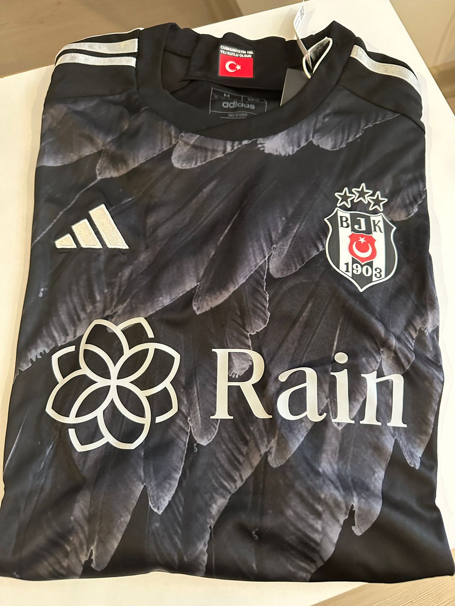 🦅 Beşiktaş - Ankaragücü maçının skorunu doğru tahmin edenlerden 1 takipçimize görseldeki formayı hediye edeceğiz.

✅ @GundemBJKcom hesabımızı takip edin ve bu twiti RT yapın.

💬 Bu paylaşımın altına Beşiktaş - Ankaragücü maçının skoru tahmininizi yazın.