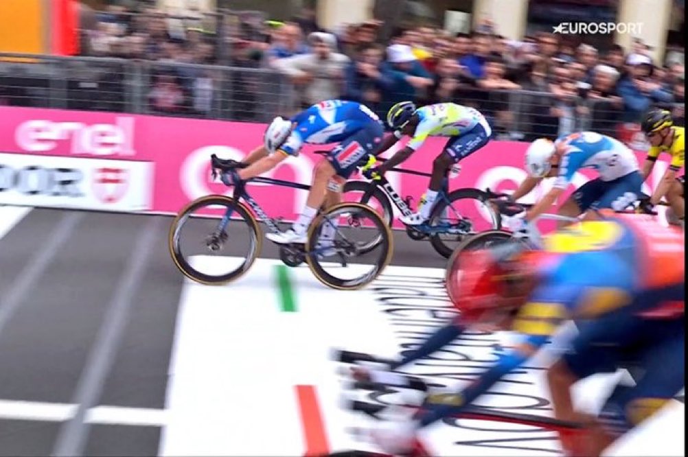 Zalig, meteen de eerste sprinters rit winnen #Giro2024 Proficiat @MerlierTim ✅