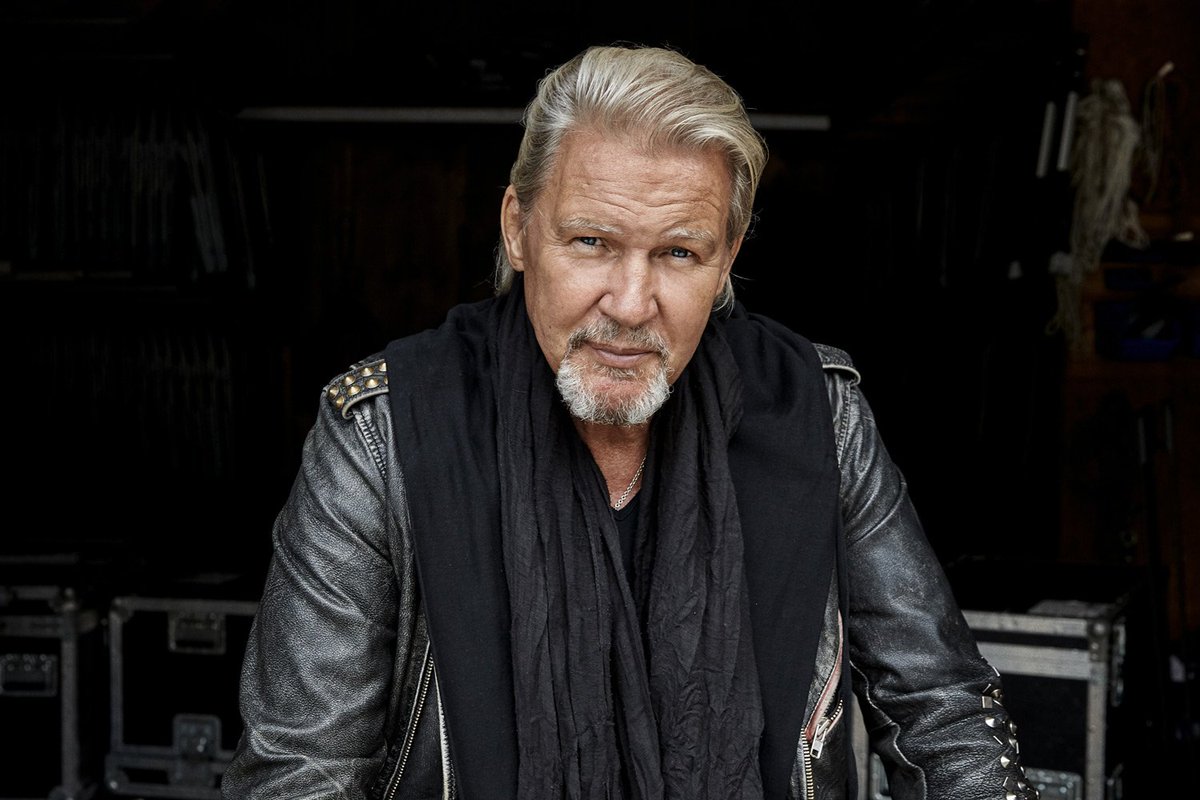 El doble ganador de Eurovision #JohnnyLogan aparece en el escenario junto a una orquesta para interpretar una versión muy especial del #Euphoria de #Loreen. ❤️