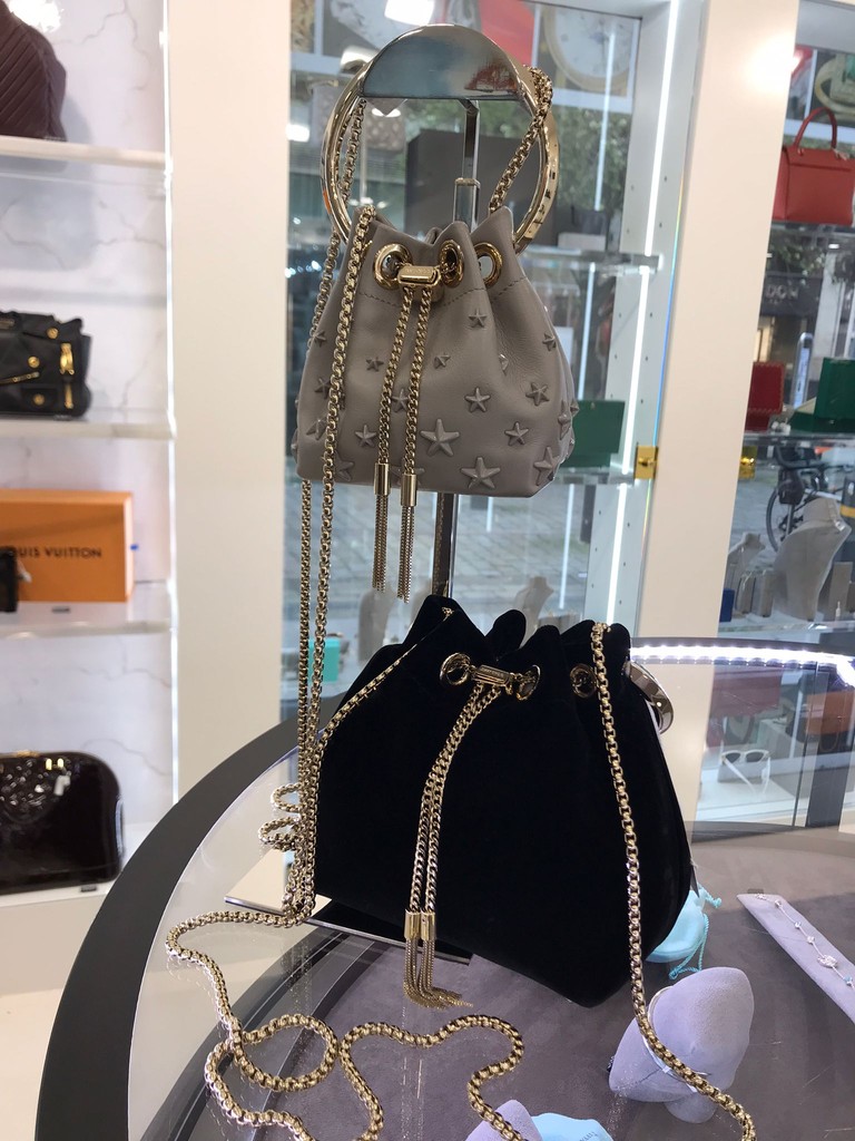 Be the star of the show with these Jimmy Choo Bon Bon Mini Bucket Bags ✨️

Available online: shopprestige.com/?s=jimmy+choo&…

Or in our Manchester branch!

#poshpawn #prestigepawnbrokers #prelovedluxury #luxuryshopping #jimmychoo