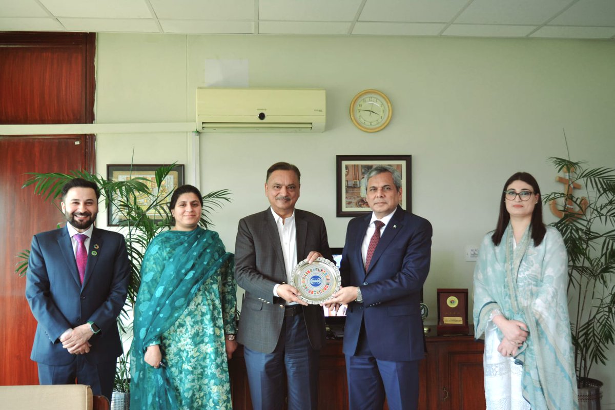 ED COMSATS Amb.@ZakariaNafees met #ICESCO Head S&T Div, Prof @rqamar at @COMSATS_en. Appreciating active collaboration in S&T areas of late, they earmarked emerging sciences in the fields of RE♻️, #Metagenomics, #SpaceSciences, #Agritech #SmartCities #Genomics #CyberSecurity