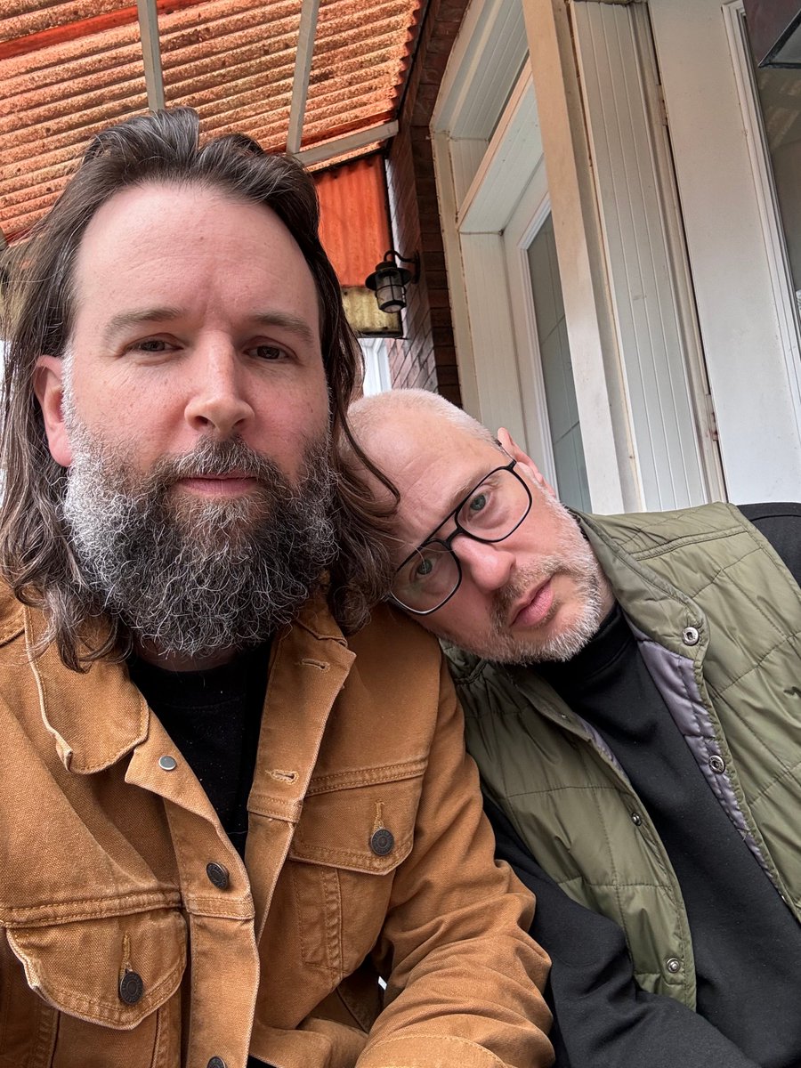 Martin Perizzolo est humoriste, comédien et propriétaire de son chien. Au menu: l’art du standup, ses théories du complot préférées, être sur Tik Tok à 48 ans, son amour des Sopranos, ainsi que pourquoi il ne lira jamais la Bible.

Épisode 93 avec <a href="/perizz/">Martin Perizzolo</a> maintenant dispo 🎙️