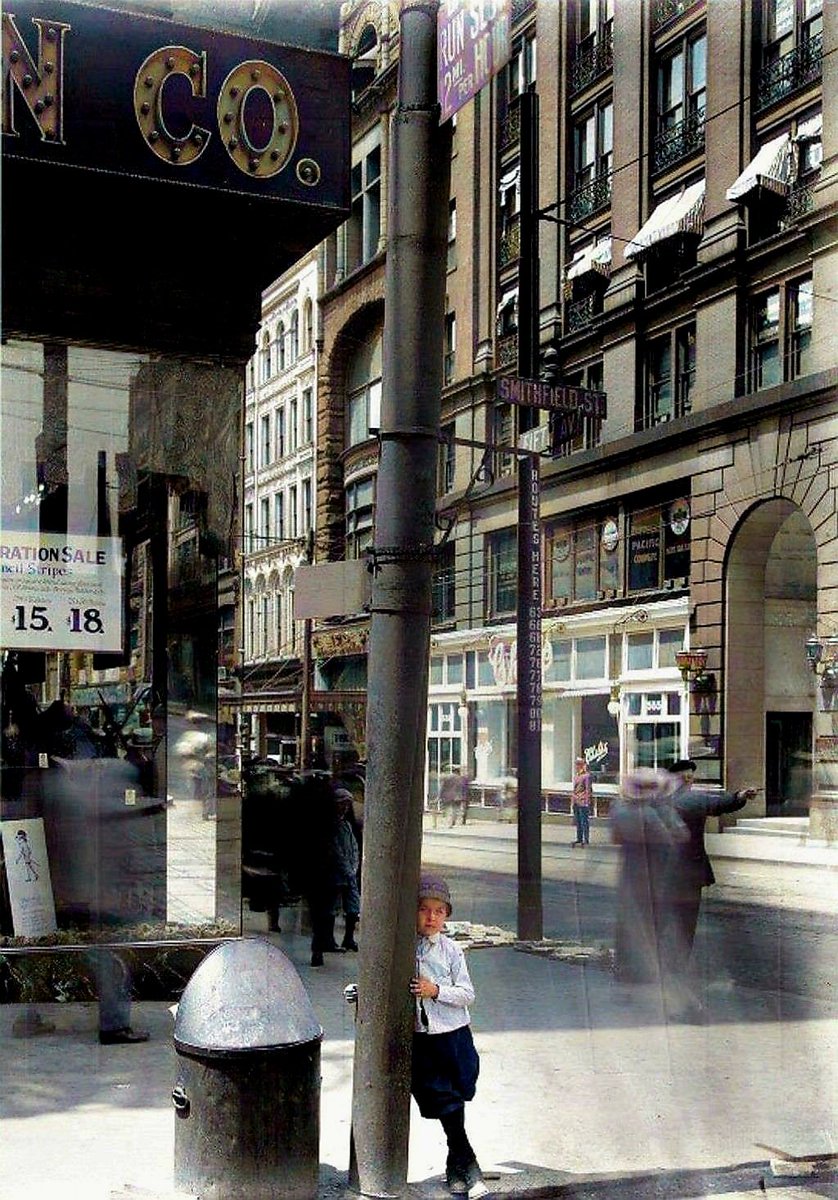 OddPittsburgh's tweet image. The corner of Smithfield &amp;amp; 5th Ave. taken approximately in 1916 #Pittsburgh #Colorized