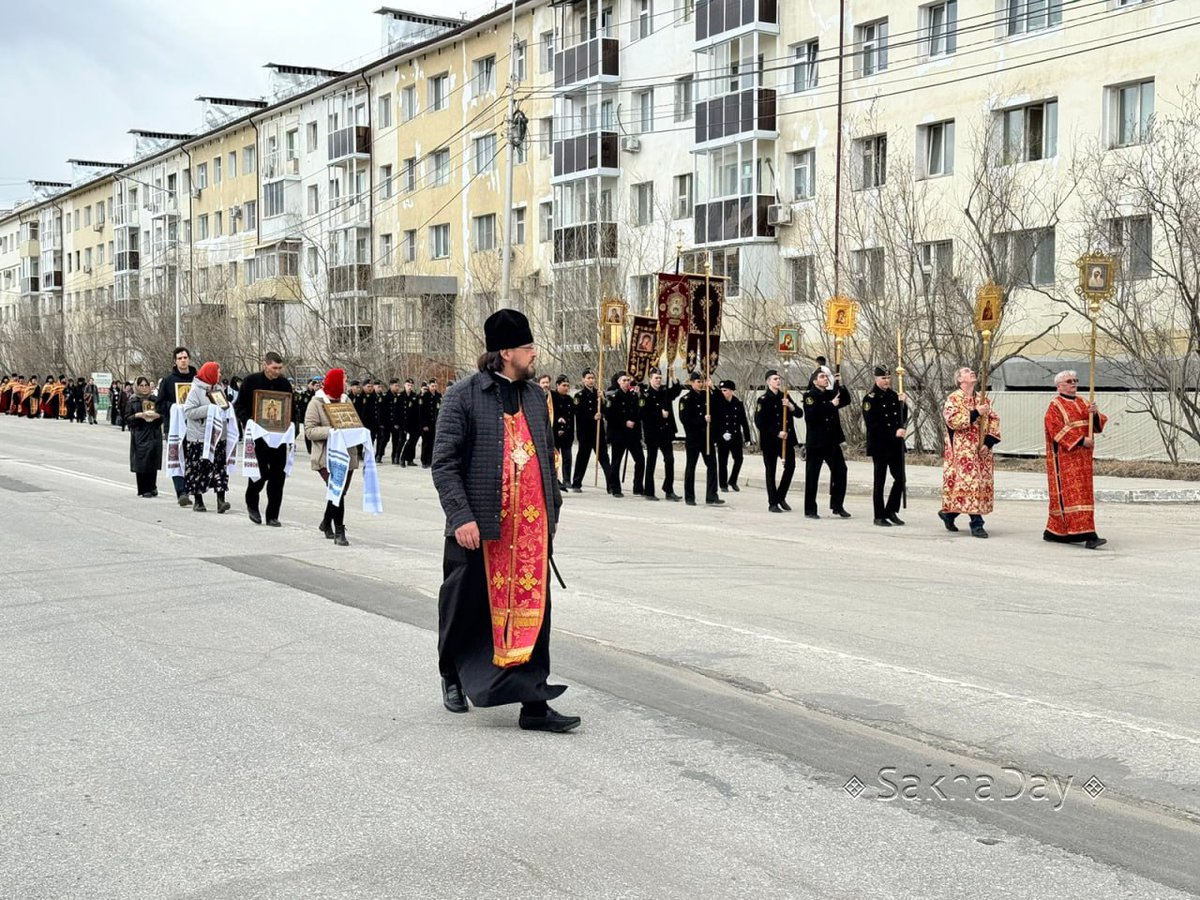 La processione di Pasqua per le strade deserte di Yakutsk con cosacchi, monache e pionieri è davvero da romanzo post apocalittico