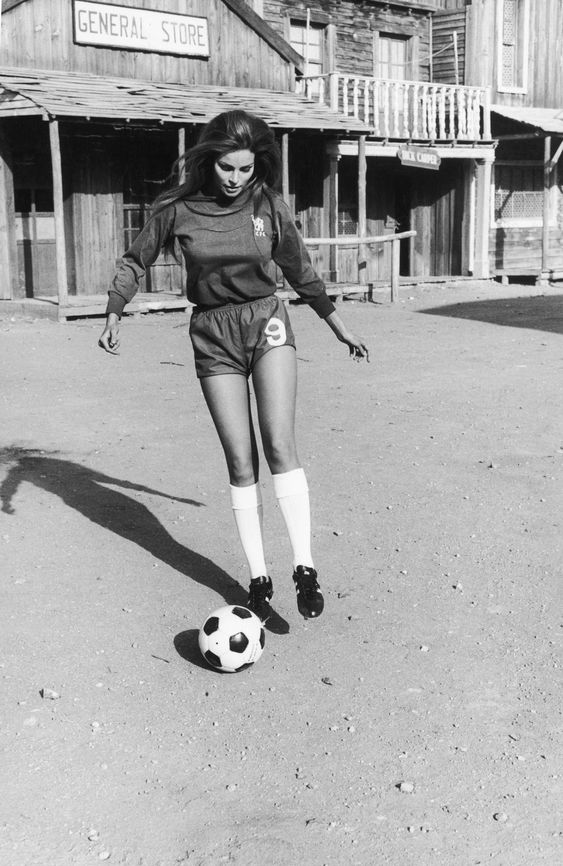 Raquel Welch playing football in a Chelsea kit, 1971.

(📸- Terry O'Neill)