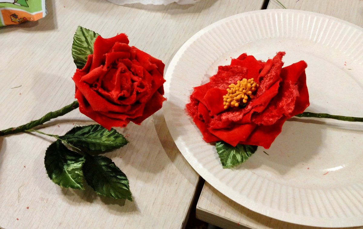 今日は西荻窪の十三夜で開催されたかわい金魚先生の布花WSに参加した✨
とりあえずお茶とケーキ🍰😄
のあとは、赤い薔薇を2つ作ってみた🌹
ちっちゃいちゃんたちも見守るなか、なんとか時間内に終わって良かった😃