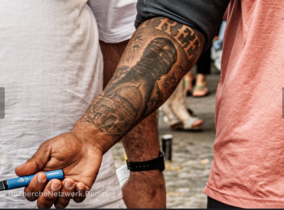 3/Ein Teilnehmer zeigte mit dem Tattoo eines Hamas-Kämpfers auf dem Unterarm deutlich seine Sympathie für die vernichtungsantisemitische Terrororganisation aus dem Gazastreifen, die das Pogrom vom 7. Oktober 2023 in Israel & den folgenden Gazakrieg zu verantworten hat.
#b0405