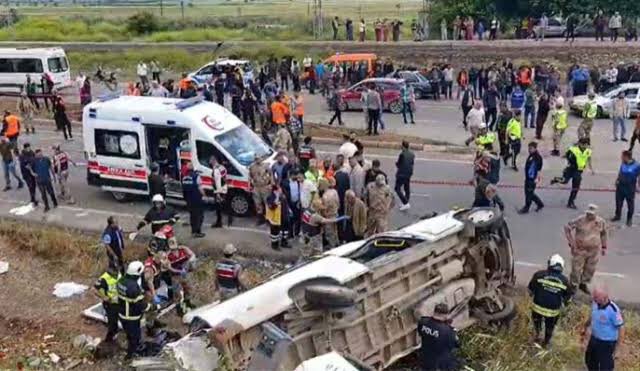 Gaziantep’in İslahiye ilçesinde çimento tankeri ile yolcu minibüsü çarpıştı. Kazada ilk belirlemelere göre 8 kişi hayatını kaybetti, çok sayıda kişi ise yaralandı.