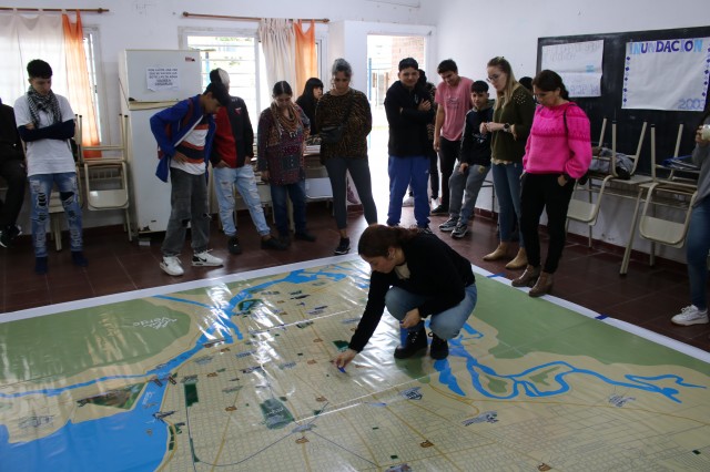 Se realizó una nueva edición de Ecos del Río En el marco del 'Día de la Memoria del Pueblo Inundado', la UNL realizó una nueva edición de Ecos del Río con estudiantes de la Escuela Juana Azurduy. 🔗 unl.edu.ar/noticias/news/…