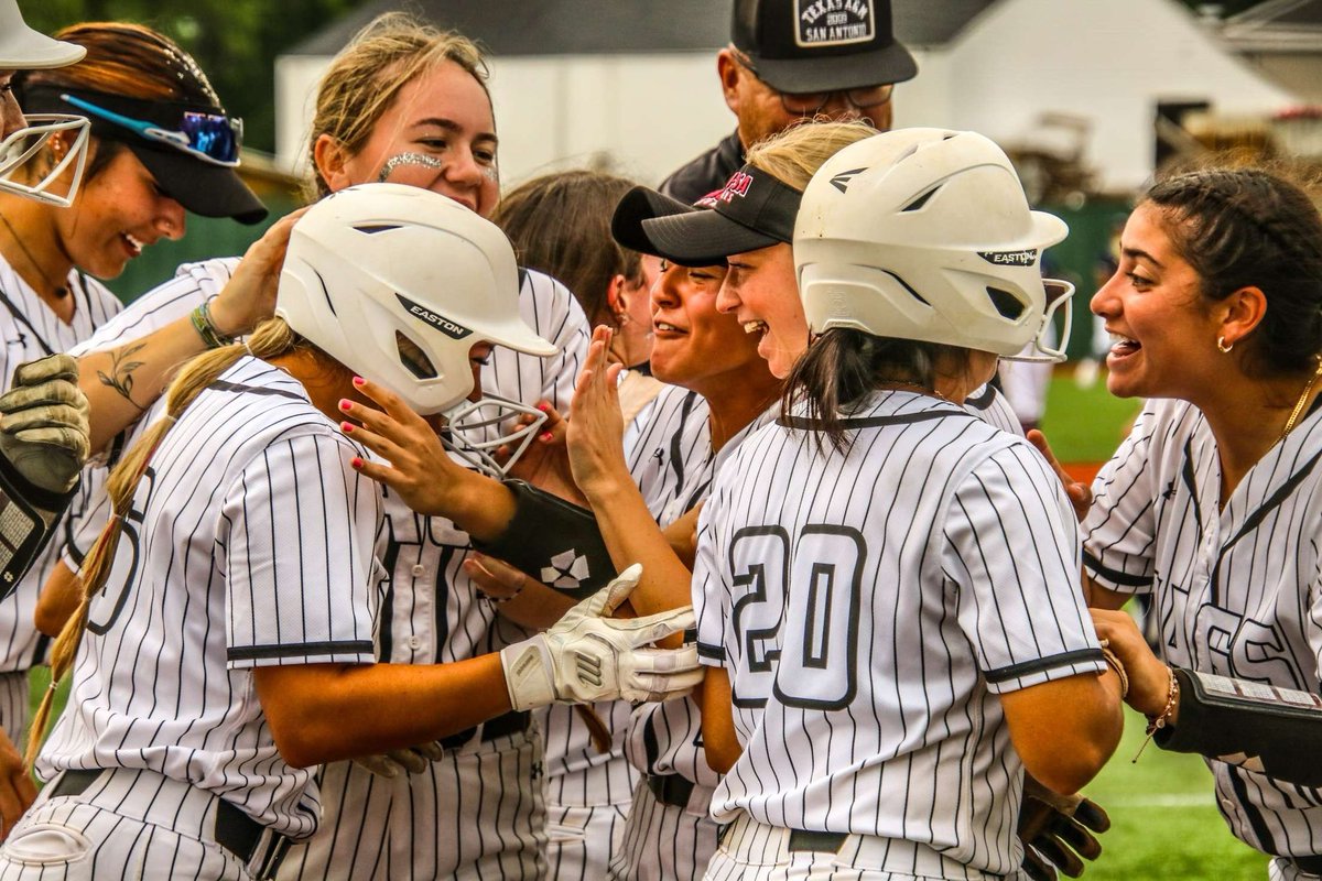 RuthAda65849069's tweet image. RRAC  homerun pics. Big congrats to these amazing Jags softball ladies  and my daughter Emily Palacio for 2 💣s!