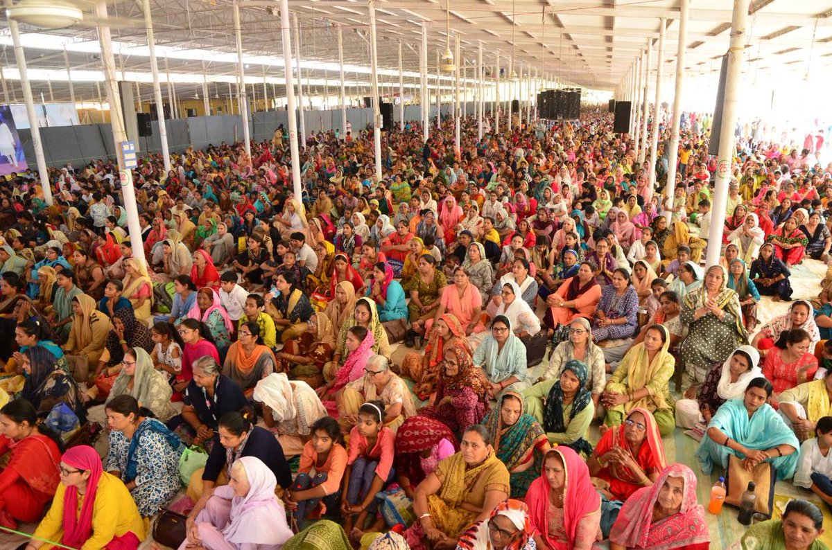 Exprience d mesmerizing #SatsangBhandaraHighlights Naamcharcha at Barnawa UP. 
Witness the fervent dedication of countless disciples as they gather to express gratitude to Revrd #SaintDrMSG 4 illuminating their lives with d light of knowledge,dispelling darkness at every turn.
