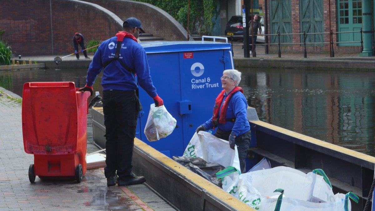 Have you been watching #NarrowEscapes on <a href="/Channel4/">Channel 4</a>? 👀📺 

This week the programme cruises into Birmingham to meet some of our colleagues and volunteers working to #KeepCanalsAlive. 

Watch here 👇 
channel4.com/programmes/nar…