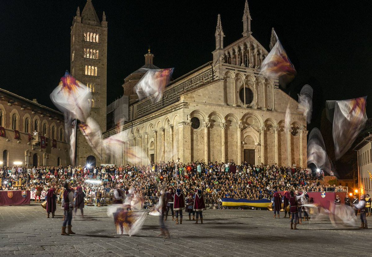 #topevents Don’t miss the 1st appointment with one of Tuscany’s main medieval history re-enactments. Can’t wait for the Balestro del Girifalco, which takes place in Massa Marittima. Details here bit.ly/BalestrodelGir… Ph. Società dei Terzieri Massetani