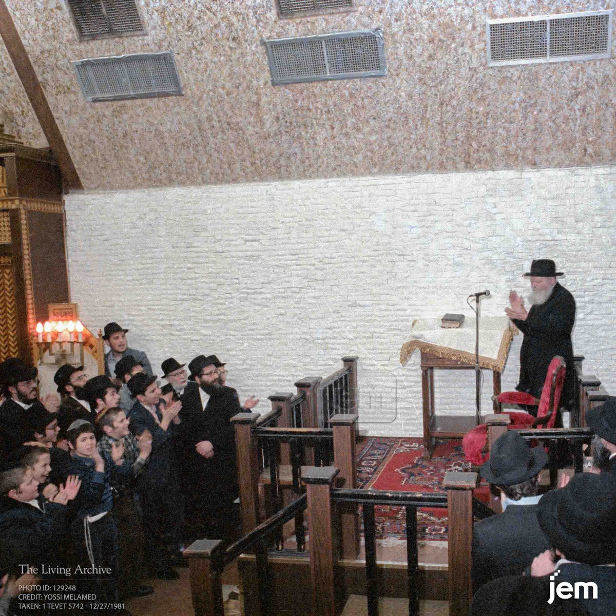 On the 8th day of Chanukah 1981, the Rebbe encourages the singing of the traditional 'Haneros Halalu' melody after the Menorah lighting in 770.