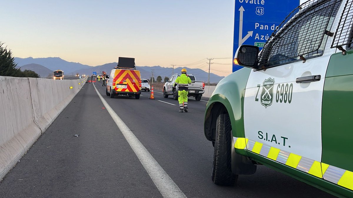 Ahora: carabineros especializados de la #SIAT #Coquimbo trabajan en terreno para establecer causas y circunstancias en torno a accidente de tránsito en la #Ruta43 entre vehículo y 🚴‍♀️, que dejó a una persona fallecida. Maneje con precaución, se mantiene una pista habilitada.