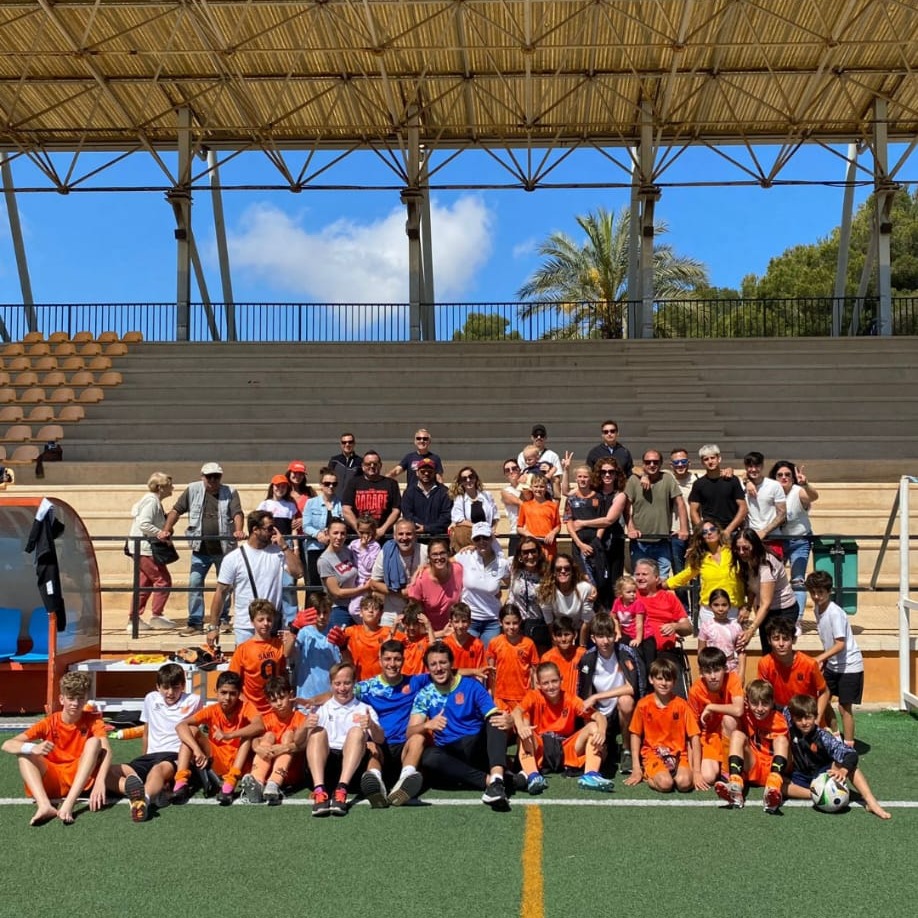 👉 Gran partido del Benjamín 2º con gran actitud, que termina en empate (2-2) contra el Palmanyola. 👉 El Infantil B pone fin a una gran temporada con derrota (2-5) contra la Penya Arrabal. ¡Seguimos!🚀 #MareaNaranja #PlatgesdeCalvia