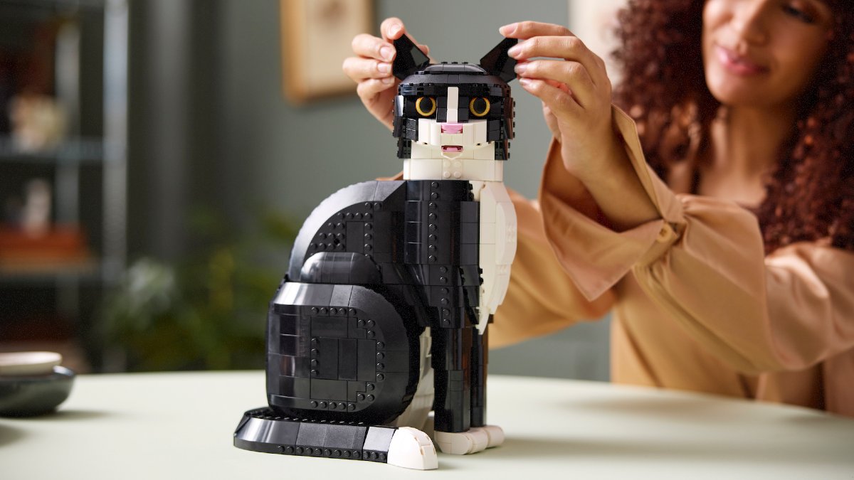 The LEGO Group has officially revealed the next LEGO Ideas set, 21349 Tuxedo Cat, based on a successful 10K submission by Damian Andres. brickfanatics.com/lego-ideas-213… #LEGO #LEGONews