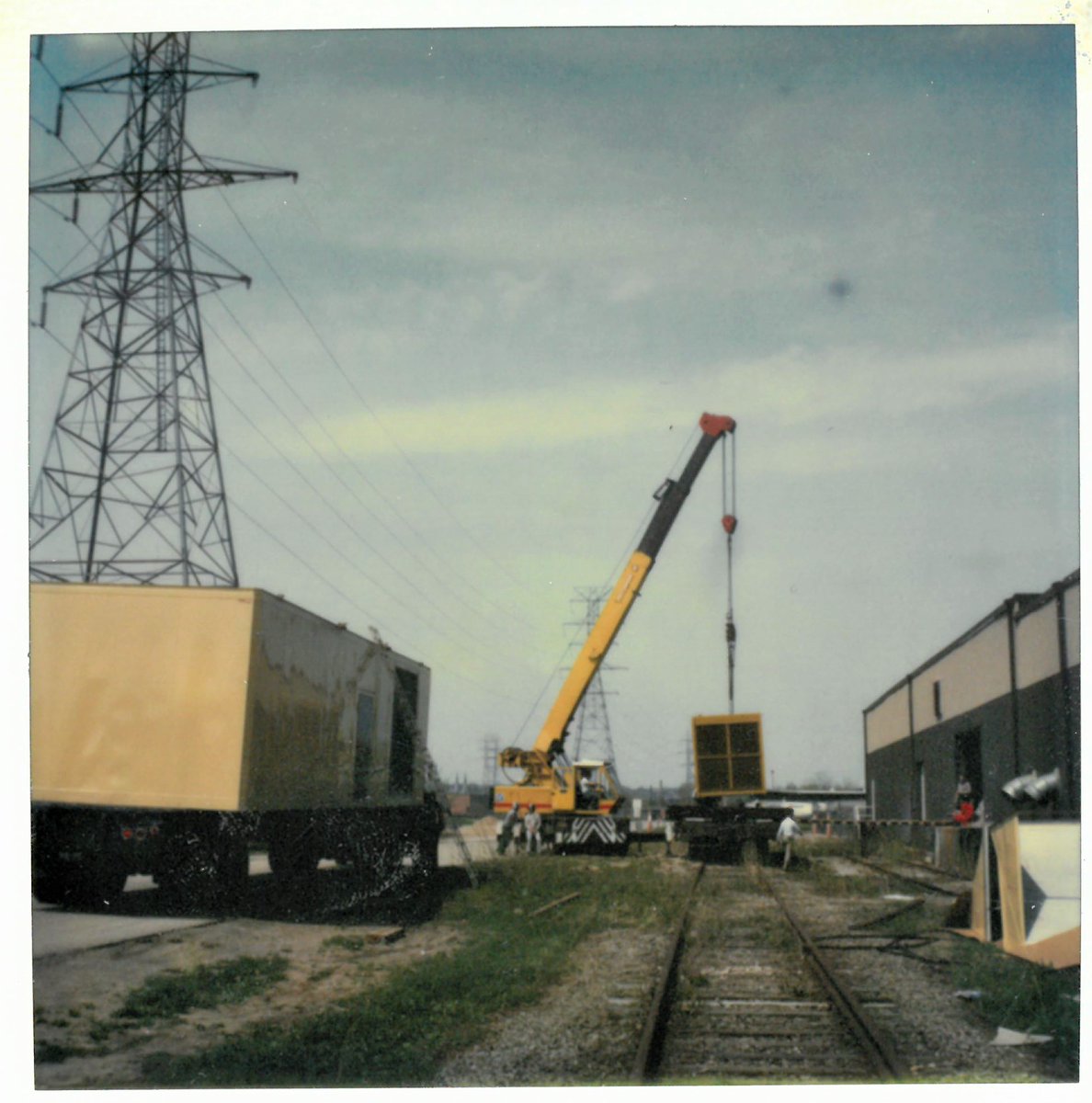 Did you know we've shipped projects by railroad? At Enercon, we offer multiple transport options: 🚂 Rail (Union Pacific), 🚚 Highway (I-74, I-55, I-155), ✈️ Air (PIA, BMI), 🚤 Waterway (M-55). Here’s a throwback of us loading a generator.
#EnerconPower #LogisticsExcellence