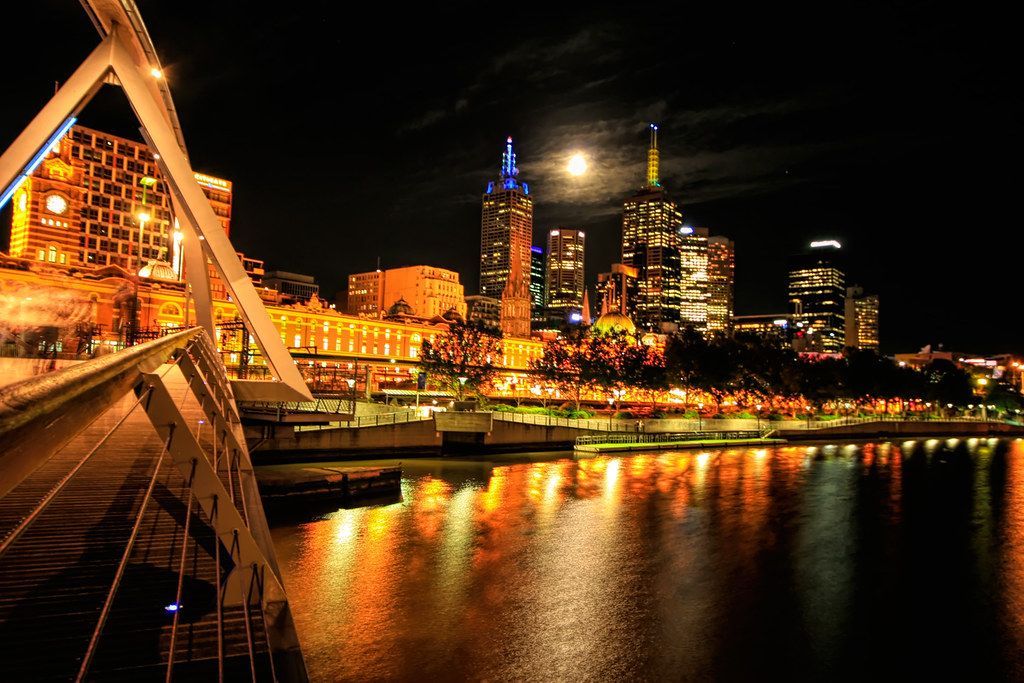 River view of Melbourne, Australia, at night buff.ly/3UNI7a8 #photography #travel     #YarraRiver    #river    #Melbourne    #Australia    #night    #oz    #reflections    #city    #downtown    #bridge    #moon