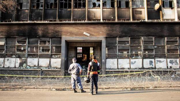 An inquiry into a fire that killed 77 people in the South African city of Johannesburg last year has blamed it on neglect by the authorities. The investigation has cast light on the gangs that seize abandoned public buildings to illegally rent them out. bbc.in/3QA1Pnr