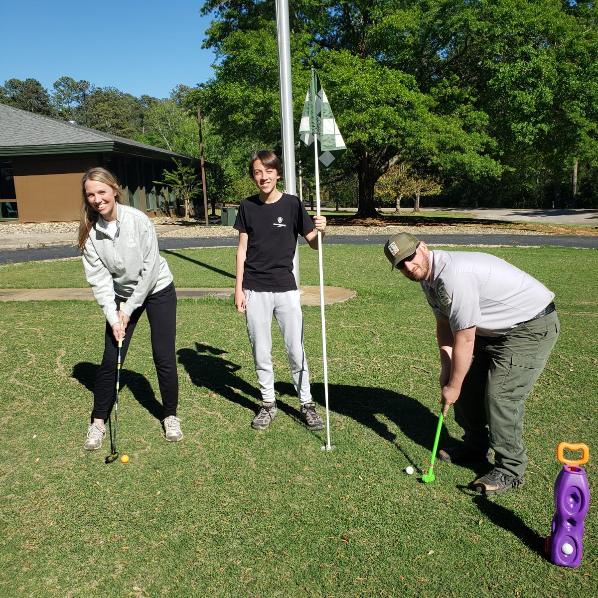 🎉Meet the mother-son duo of Carrie & Jaxon from Columbia -- some of our newest Ultimate Outsiders! It took them around 2.5 years to complete the journey! Now, get your guide and start your journey brnw.ch/21wJvkL ⛳golf clubs, Ranger Matthew! 😉