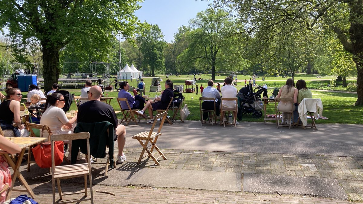 judithbokhove's tweet photo. Een snelle opbouw, een geslaagd bevrijdingsfeest en mede met dank aan ⁦@Stadsbeheer010⁩ #roteb alweer bijna een schoon Park! https://t.co/Fhyhoj2A8N