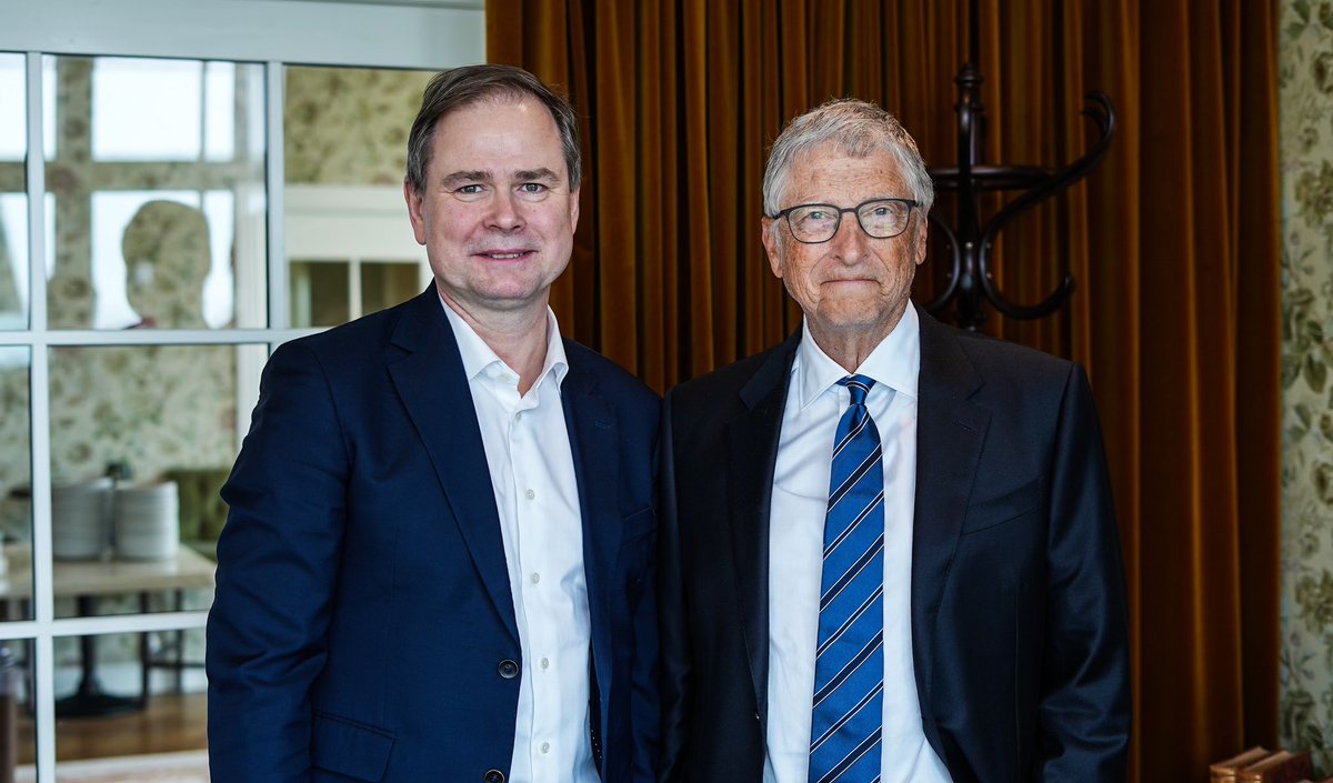 Rigtig godt møde med Bill Gates i dag. Vi kom godt rundt om, hvordan lande og fonde kan bidrage til en verden med mindre ulighed, bedre sundhed og mere uddannelse til verdens fattigste børn. Derudover var klimaet også på dagsordenen. Vigtige emner i en vigtig tid.