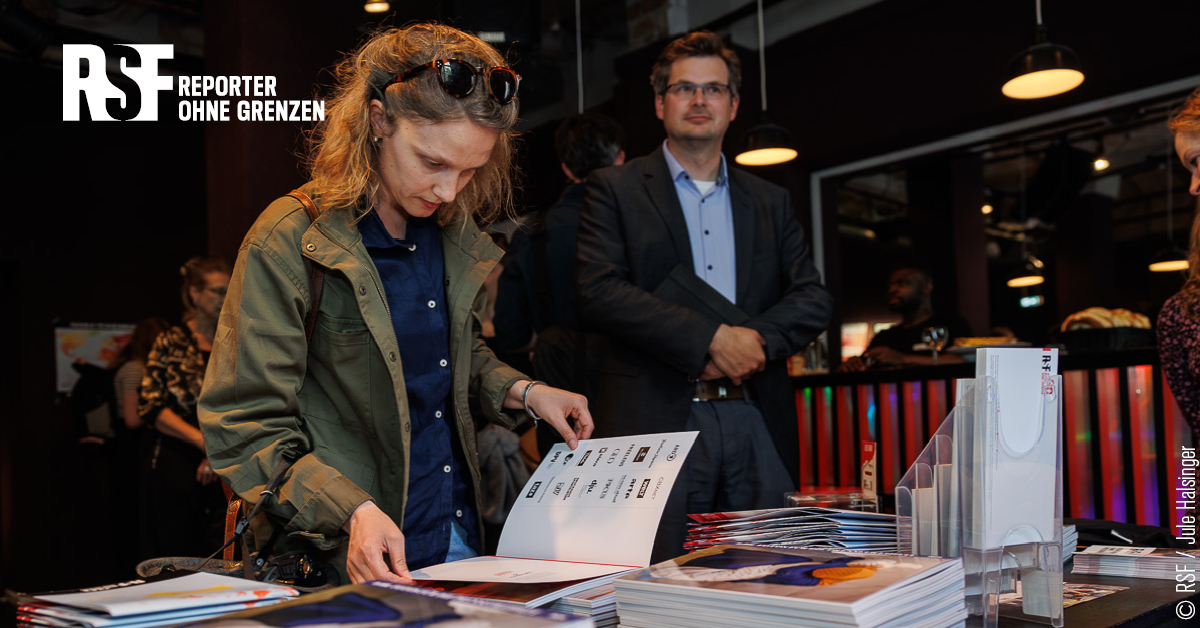 Danke für die spannende Diskussion am Freitag mit @AlaKheir und Konfliktforscher Gerrit Kurz im @gorkitheater anlässlich der Veröffentlichung unseres diesjährigen #Fotobuchs „Fotos für die #Pressefreiheit 2024“. Jetzt bestellen unter: shop.reporter-ohne-grenzen.de/detail/d/Fotos…