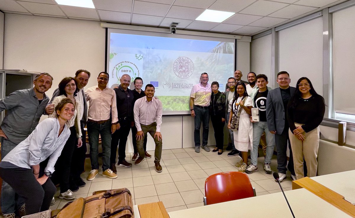 AicsBogota's tweet photo. @UEenColombia @FAO_Colombia @USCOoficial @UNIMINUTOCOL @UdeA Este intercambio educativo es posible gracias al convenio internacional firmado en el marco del programa de Desarrollo Rural con Enfoque Territorial (DRET II) de la @UEenColombia, @AicsBogota y @FAO_Colombia. https://t.co/XcbArBuizL