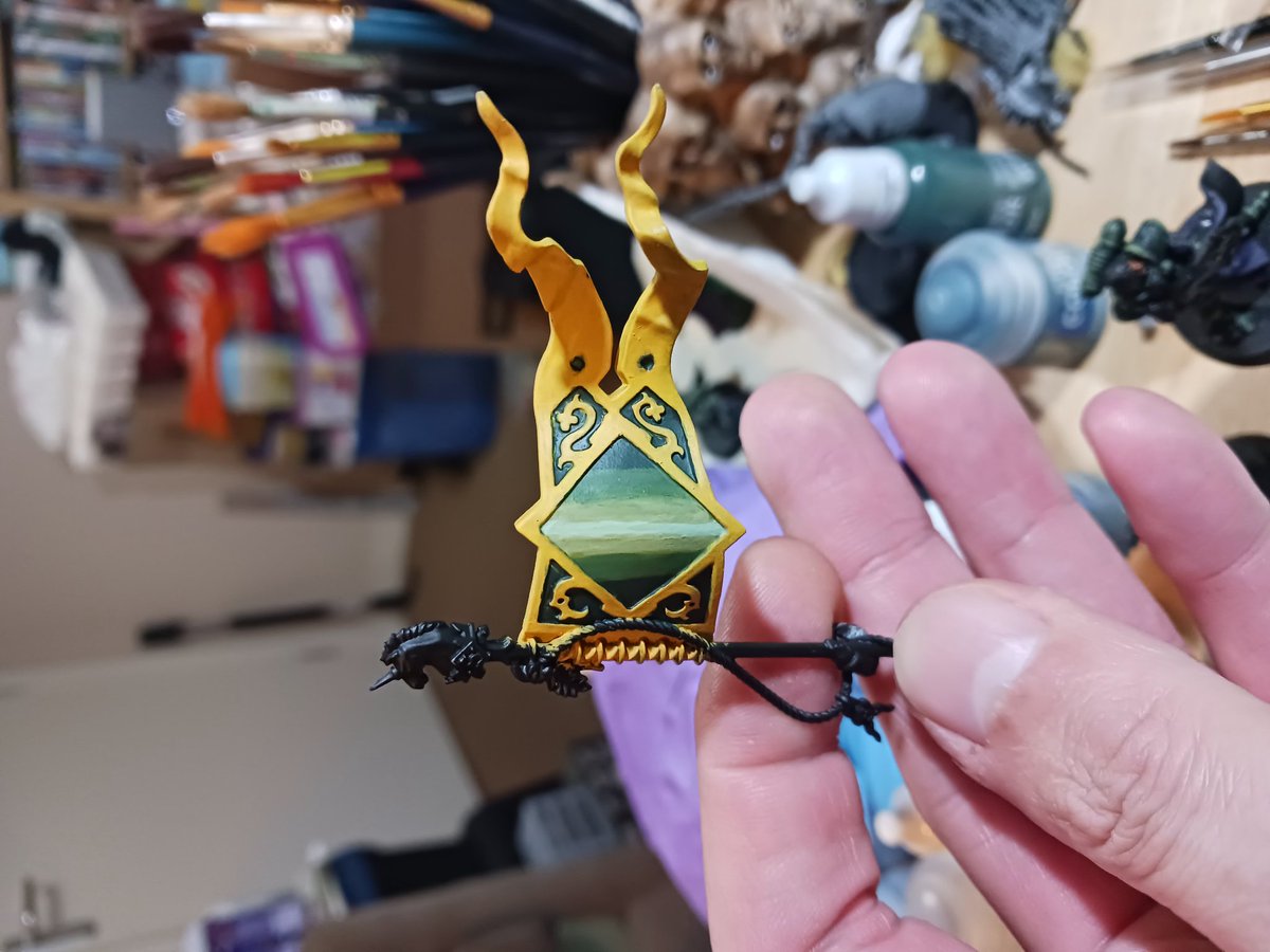 Progress so far on the banner, happy with how it's started, in 2 minds if to make the unicorn head, bright pink and vibrant, or keep it as metal 🤔 @#warhammercommunity #oldworld #steelhelms