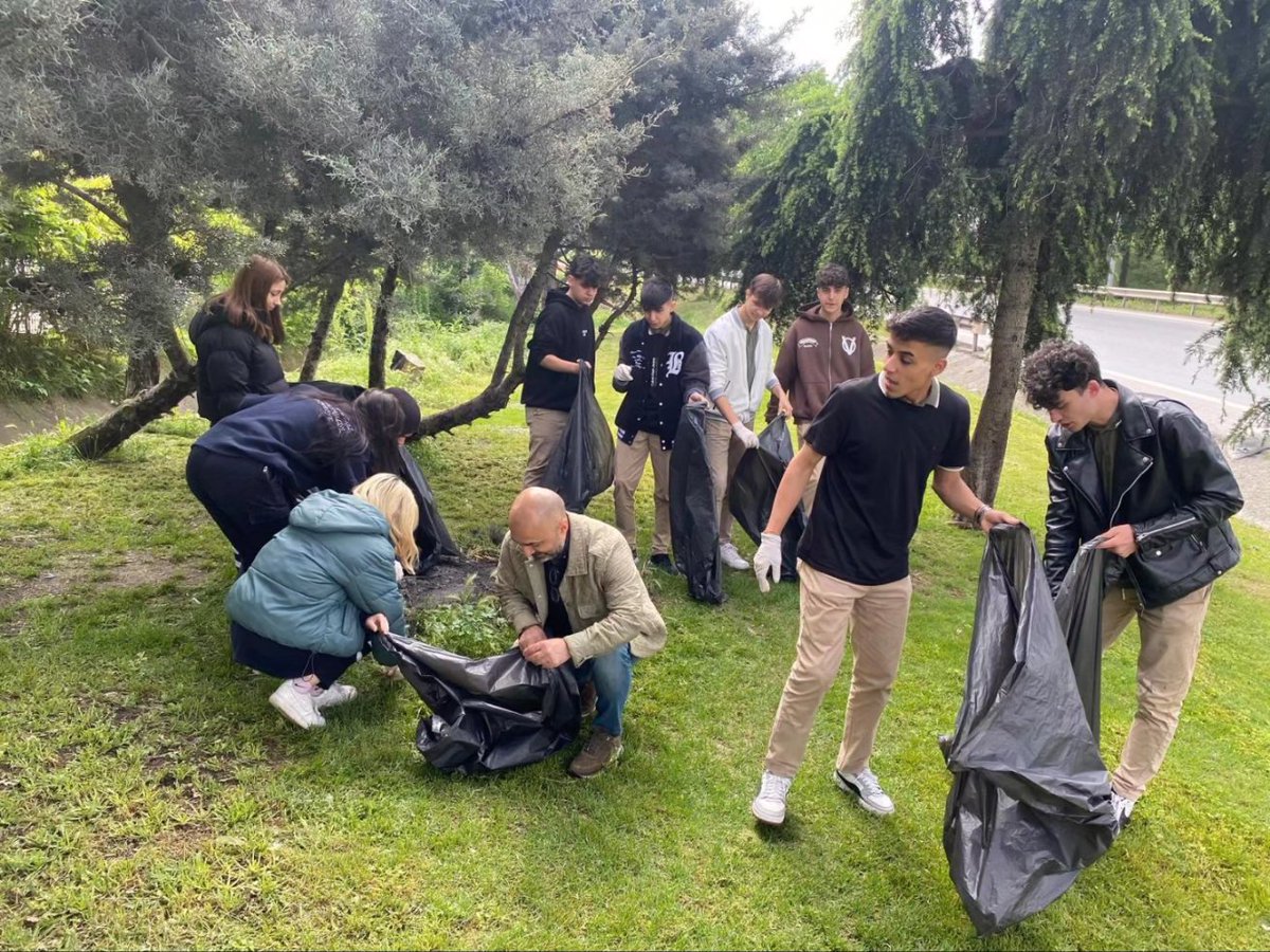 Şehit Büyükelçi İsmail Erez MTAL 'ORMAN BENİM' kampanyası çerçevesinde Cevatpaşa Mahallesinde bulunan yol kenarlarındaki ağaçlık alanların temizliklerini yaparak farkındalık oluşturdular. Bu anlamlı katkıdan dolayı öğrencilerimize ve öğretmenlerimize teşekkür ederiz.