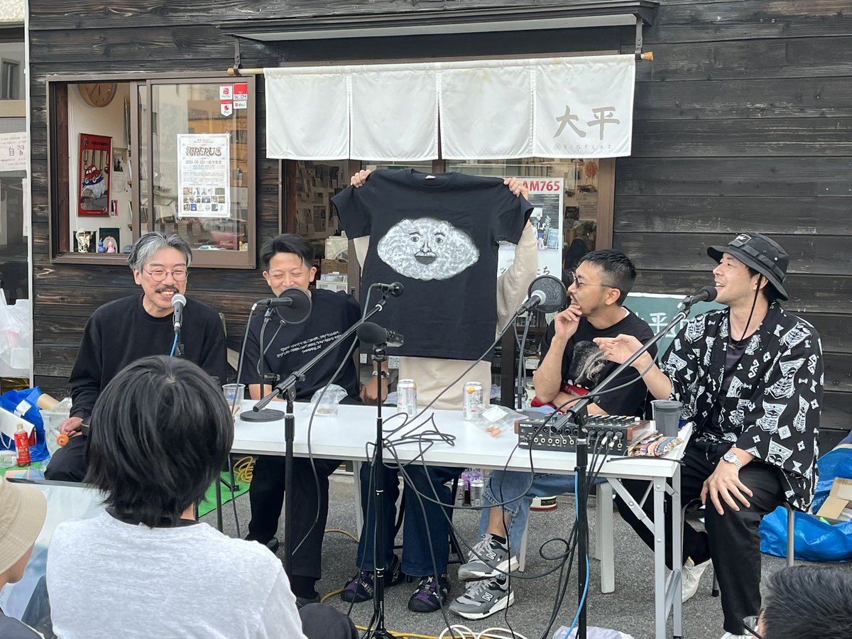 dance_a_dance's tweet image. #BIGFLAT でのフリマと #困ッタ人たち の公開収録、楽しかった！オークションで出されたbenさん手描きイラストTシャツ、量産しても売れそう。
 #stillichimiya
#山梨