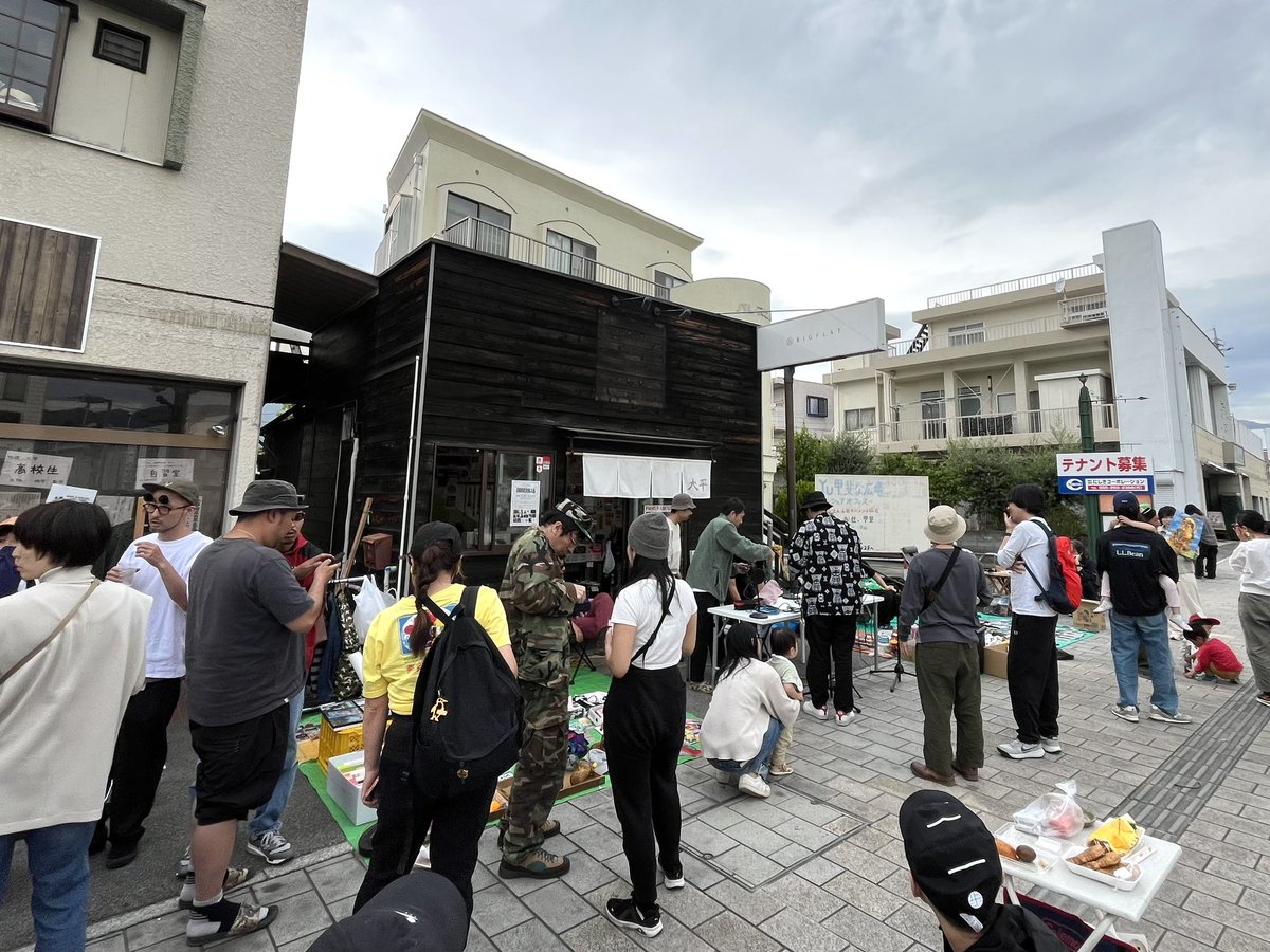 dance_a_dance's tweet image. #BIGFLAT でのフリマと #困ッタ人たち の公開収録、楽しかった！オークションで出されたbenさん手描きイラストTシャツ、量産しても売れそう。
 #stillichimiya
#山梨