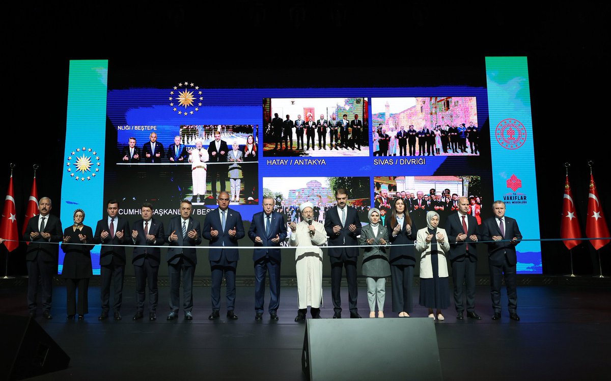 Sayın Cumhurbaşkanımız @RTErdogan’ın teşrifleri ile gerçekleşen Vakıf Haftası 100'üncü Yıla Özel 201 Eser Toplu Açılış Törenindeydik. Cumhurbaşkanımız vakıf ve medeniyet mirasımız başta olmak üzere gündemdeki birçok konu hakkında önemli açıklamalar yaptı: “Son 21 yılda ülkemiz…
