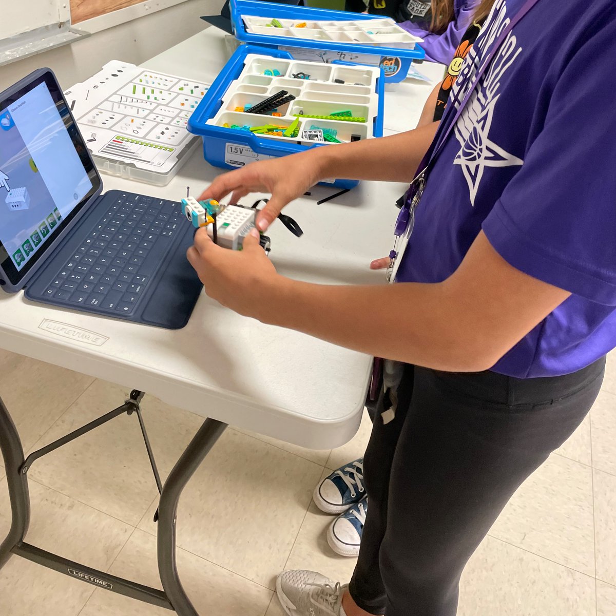 SBISD EdTech (@sbisdedtech) on Twitter photo 🤖Future engineers in action! <a href="/BendwoodSBISD/">Bendwood School</a> students using #TechTradingpost tools to collaborate & problem-solve! Way to go <a href="/sciwilliam1/">Amarilys William</a> <a href="/SBISD/">Spring Branch ISD</a> #limitlesscuriosity #SBISDStem #SBISDEdTech 🤖Future engineers in action! <a href="/BendwoodSBISD/">Bendwood School</a> students using #TechTradingpost tools to collaborate & problem-solve! Way to go <a href="/sciwilliam1/">Amarilys William</a> <a href="/SBISD/">Spring Branch ISD</a> #limitlesscuriosity #SBISDStem #SBISDEdTech
