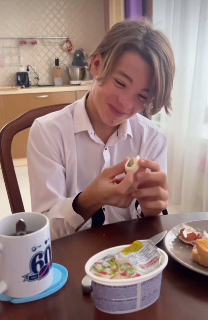 حي ياكل في بيض🍳 😂