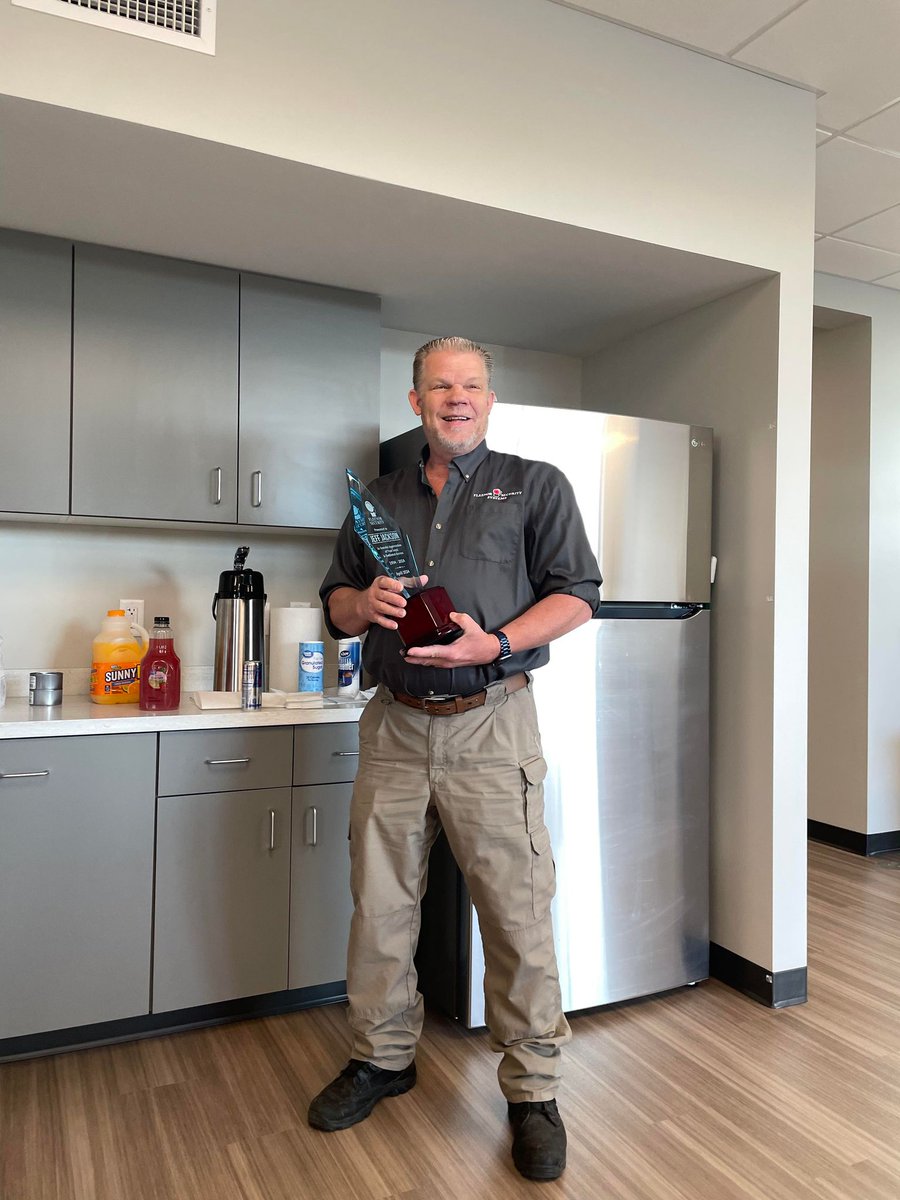 Congratulations to Jeff on reaching a remarkable milestone of 30 years with Fleenor!!! 🥳

#FleenorSecurity #JohnsonCityTN