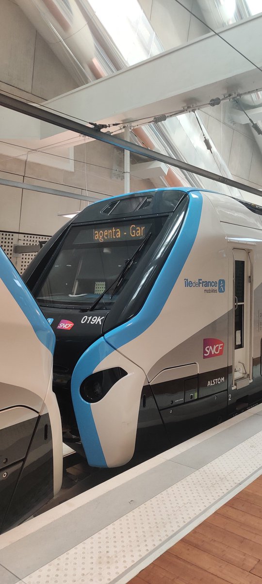 Aujourd'hui a ouvert le prolongement du RER E vers l'ouest. 3 nouvelles gares desservies uniquement durant les heures creuses pour l'instant, avec des RER NG.
Ces trains doivent arriver avant la fin de l'année sur la ligne D #RERD #RERE