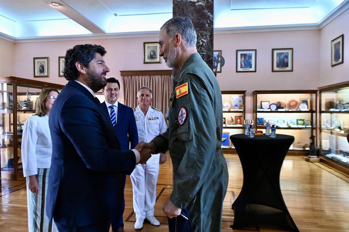 Su Majestad el Rey @CasaReal visita de nuevo la #RegióndeMurcia. 

Hoy, en la Academia General del Aire de San Javier. 

Un honor para todos.