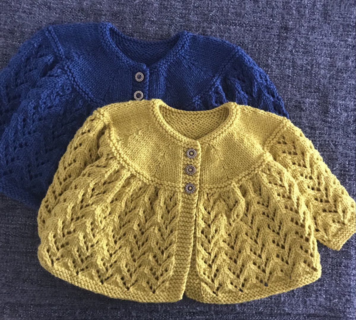 #MHHSBD 𝐕𝐢𝐧𝐭𝐚𝐠𝐞 𝐠𝐥𝐚𝐦𝐨𝐮𝐫! This cardigan looks great in any colour. Perfect gift for a newborn or a toddler. Can be made in other colours, just get in touch for details. Link in bio. #CraftBizParty