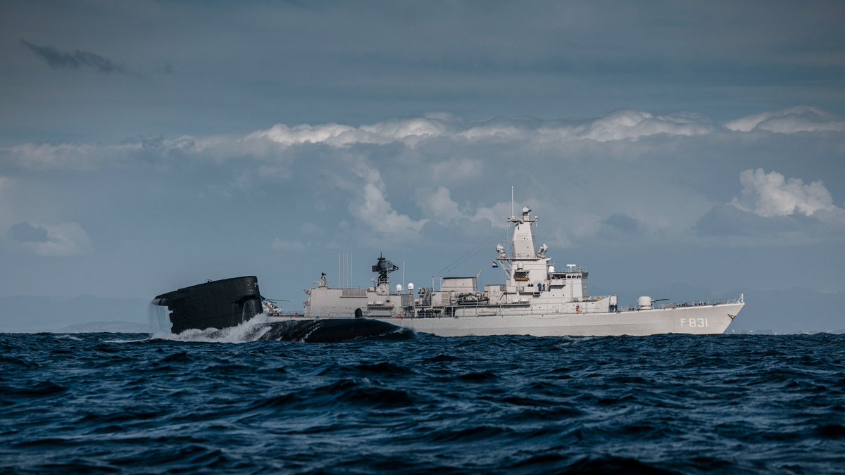 VIDEO: Nederlandse marineschepen en een onderzeeboot oefenden - samen met 3 NH90-maritieme gevechtshelikopters van het Defensie Helikopter Commando - in Noorse 🇳🇴 wateren. Doel was om de kennis over onderzeebootbestrijding te verhogen en te verbreden 👉 youtu.be/zch4ri74x1c