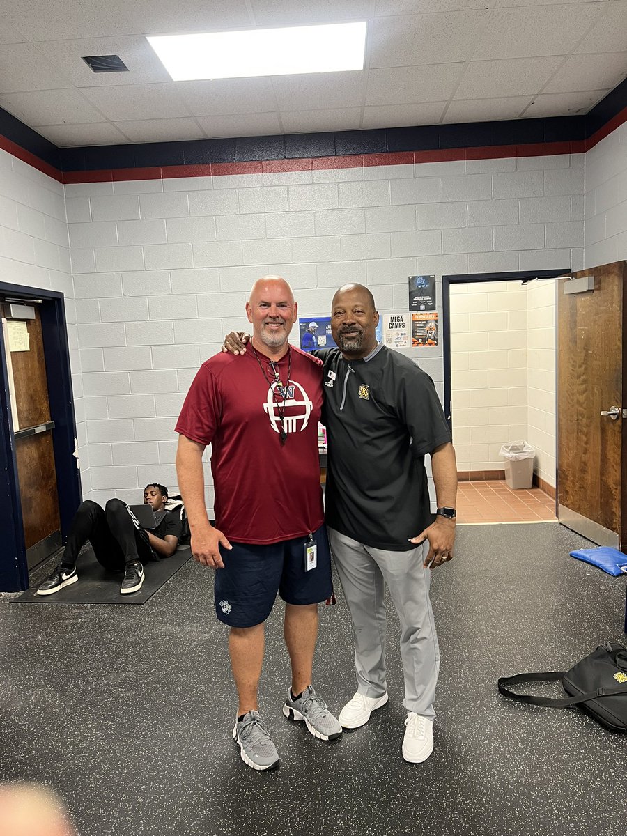 The Man, The Myth, The Legend @TimGlanton checking on the Wildcats this morning. 
#ChasingGreatness 
#DareToBeGreat 
@bartowschools @BartowSportsZon @dailytribsports 
@NwGaFootball 
@WHSCartersville
@WHSfootball00