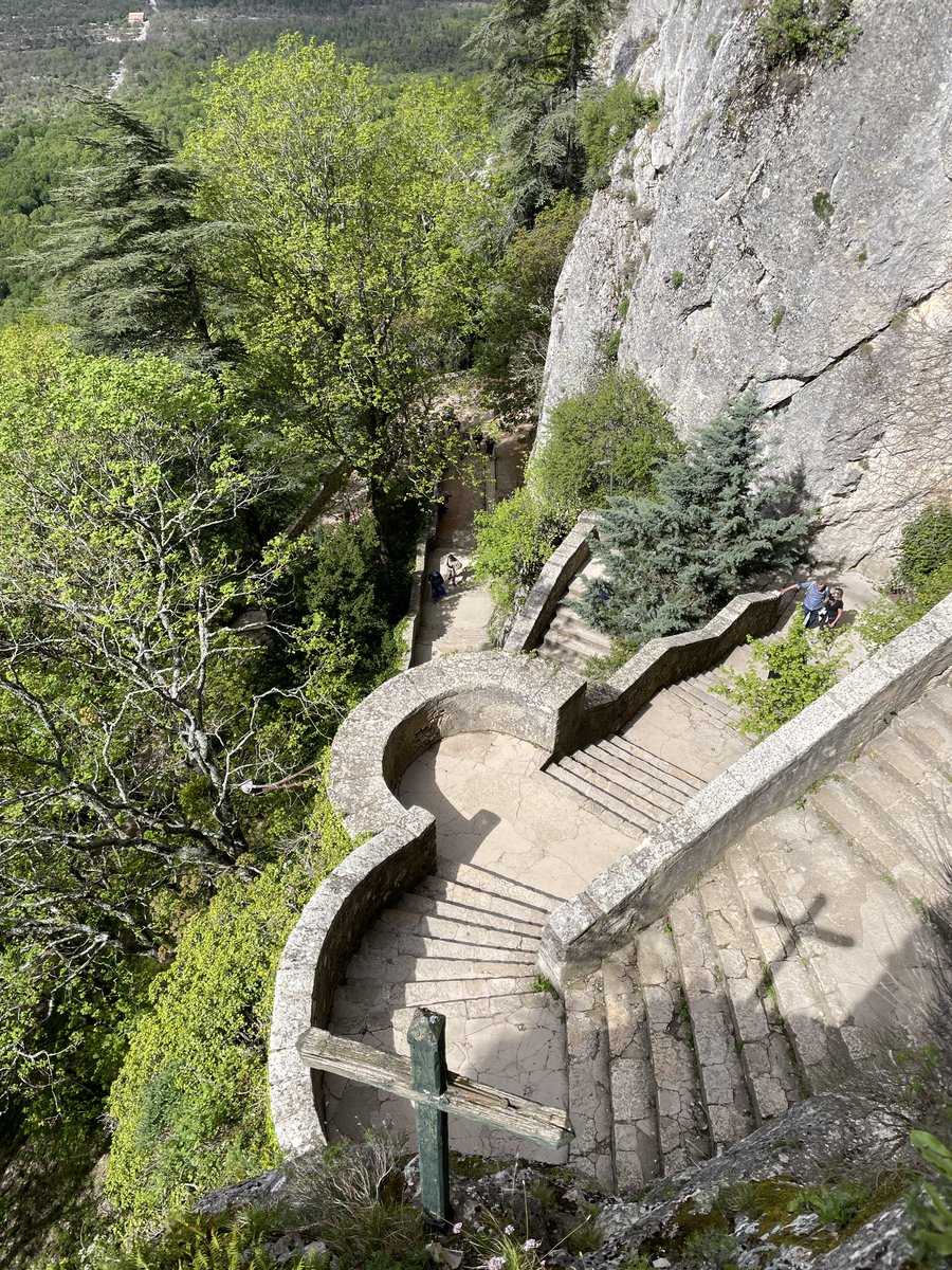 Escalier de pèlerinage menant à la Grotte Sainte-Marie-Madeleine ⭐️ Sanctuaire de la Sainte Baume 🤍