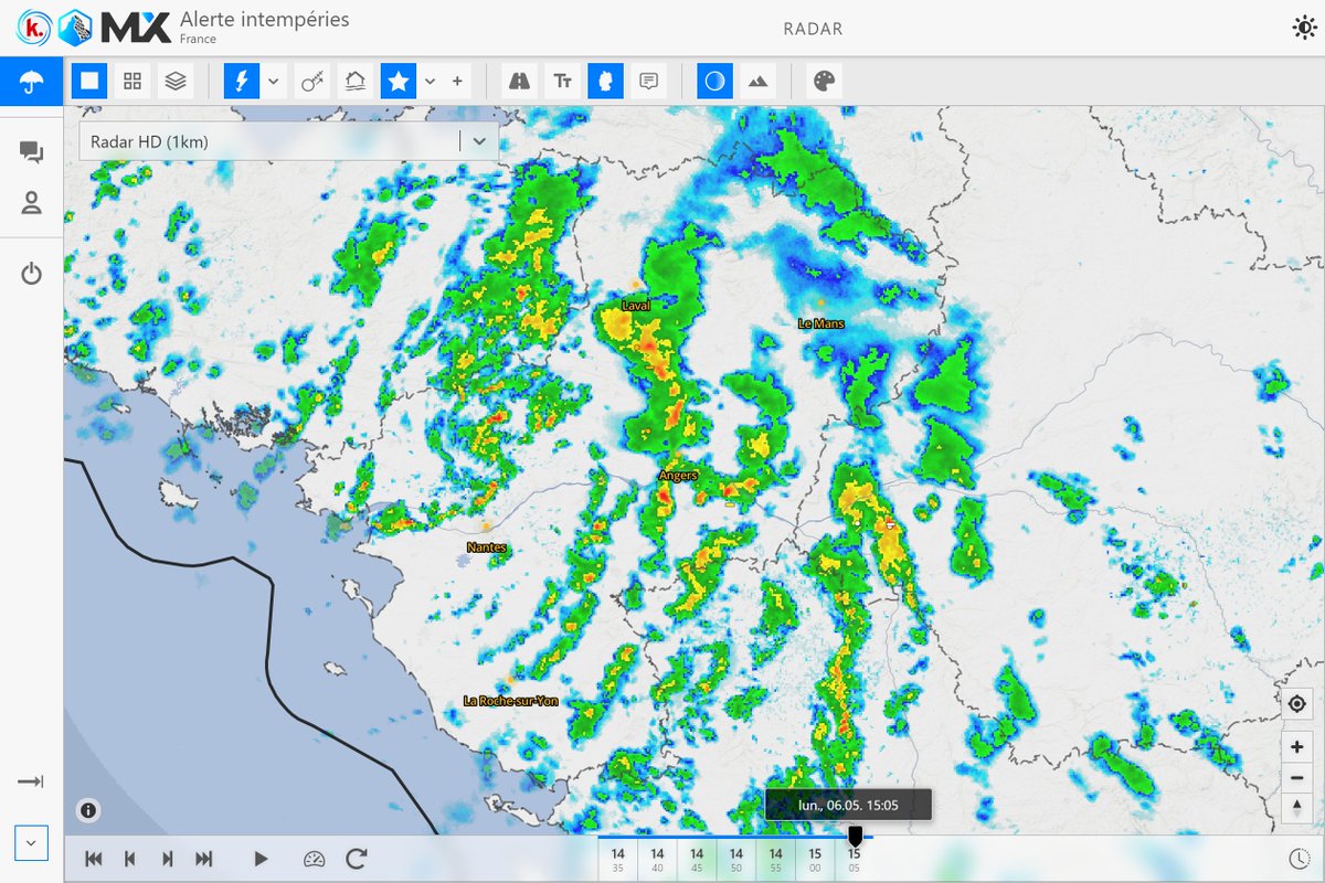 🌦️ Les averses se sont bien multipliées et renforcées depuis ce matin et donnent parfois de l'#orage &amp; de la petite #grêle localement. ⚡

(Radar des précipitations via Meteologix)
