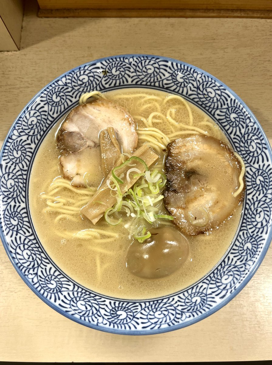 ■長州ラーメン万龍軒 富士見店 @千葉

初訪問🔰(オープンは1978年？)

先代が九州の豚骨をベースに開発した
オリジナルなスープは
想像以上に美味しい😆💕

麺も中太の自家製麺で
ムッチリしていて相性よし✨

あとチャーシューが絶品❣️
今日も幸せ❤︎ご馳走様でした🍜🙏

▼長州らー麺＋味付玉子