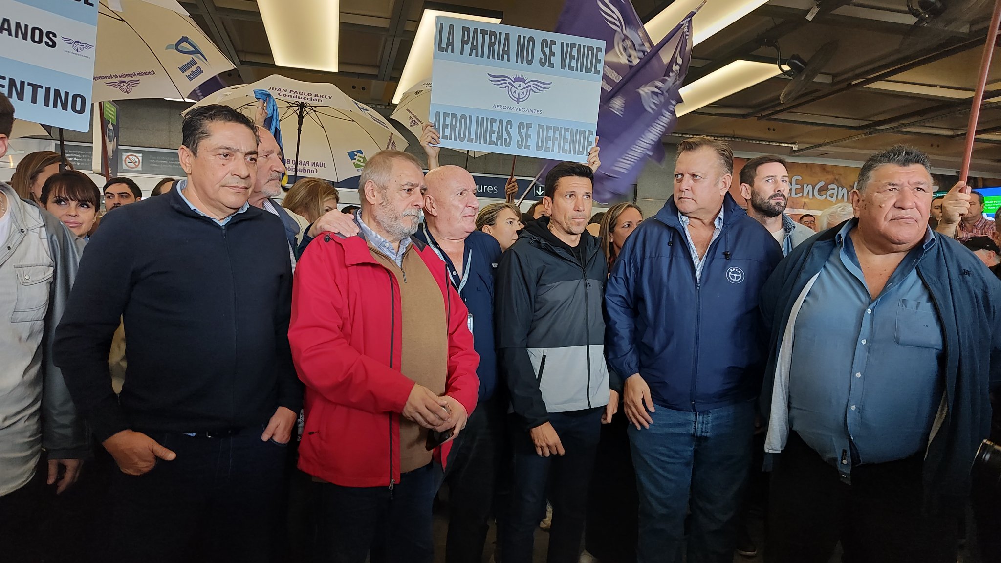 Uno por uno, los gremios aeronáuticos adelantaron que "escracharán" a los senadores que voten la Ley Bases y viajen por Aerolíneas Argentinas