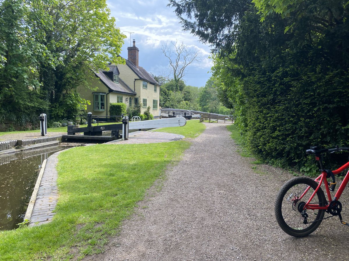 Good afternoon at Whittington Lock on the Staffordshire & Worcestershire canal Next stop Kinver Lovely Sunny Day Ride on the Water ways 🤝👍💯💯💯💯💯🚴🏼‍♂️ @CanalRiverTrust