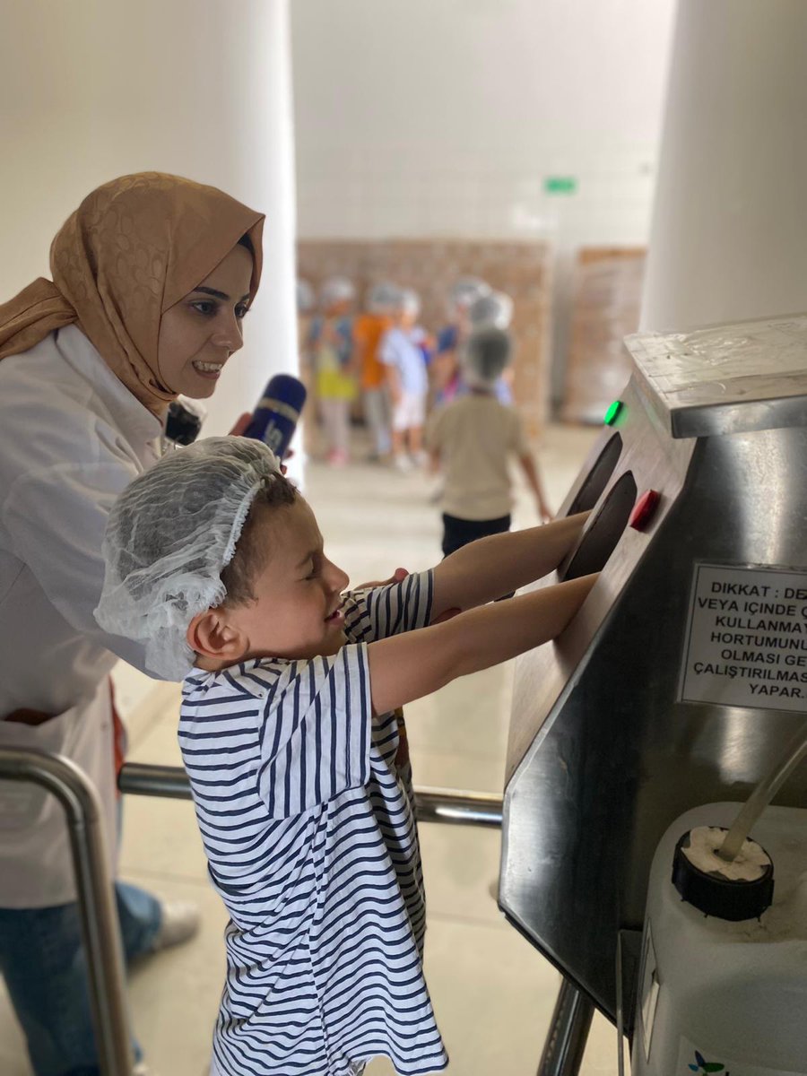 Batmancamlitepe's tweet photo. LAVİ meyve suyu fabrikasına yapmış olduğumuz gezide çocuklarımız meyve suyunun yapım aşamalarını yerinde merakla inceledi. Davetleri için yönetim kurulu üyesi Sayın Salih YILDIZ 'a ve fabrika çalışanlarına çok teşekkür ederiz. 💐 @tcmeb @BatmanilMEM @MahmutKurtaran1 @ebapbatman https://t.co/hQs5EvXcxo